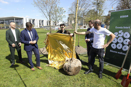 Baumpflanzaktion mit Carsten Schneider in Berlin
