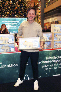 10 Jahre Geschenkespendenaktion für 'Ein Herz für Kinder' in Hamburg
