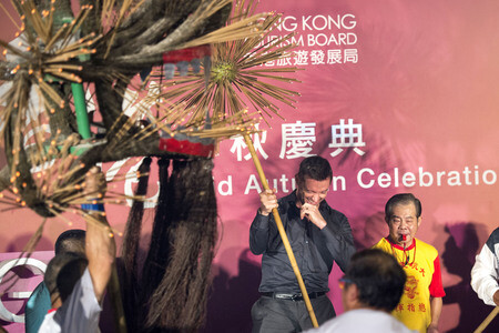 Hugh Jackman beim Tai Hang Fire Dragon Dance Festival in Hong Kong