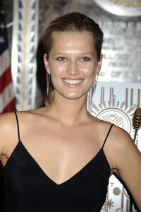 Toni Garrn schaltet das Licht am Empire Stae Building an in New York