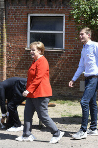 Angela Merkel besucht einen Milchbauernhof in Nienborstel