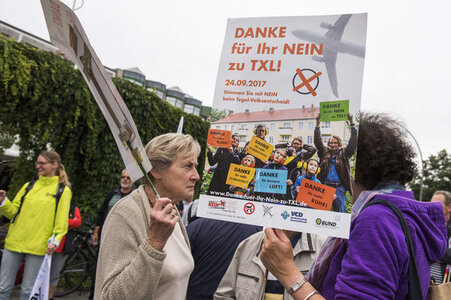 Demo für die Schließung des Flughafens Tegel in Berlin