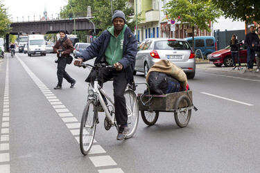 Flüchtlinge verlassen die Flüchtlingsunterkunft in der Gürtelstraße, Berlin