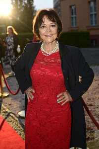 Theaterpremiere 'Der eingebildet Kranke' und 90. Geburtstag von Dieter Hallervorden in Berlin