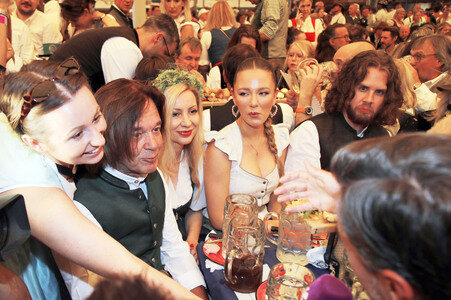 Wiesn Anstich im Schottenhamel Festzelt auf dem Oktoberfest 2025 in München